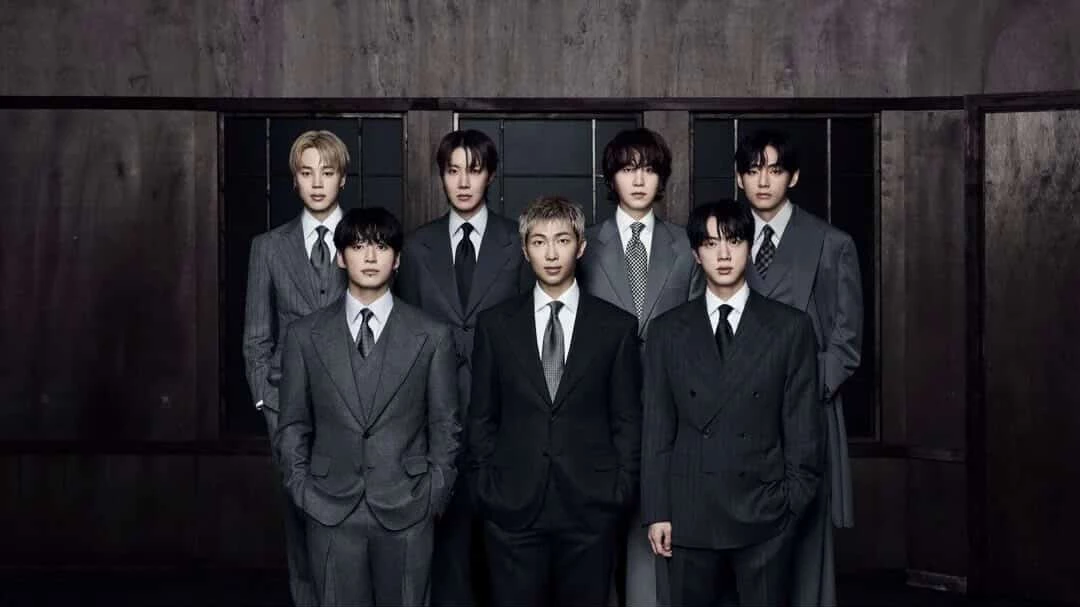 在 K-Pop 偶像中,又是哪一組在最受全球觀眾的喜愛呢?這次毫無懸念再度由「宇宙男團」 BTS 以 21.9% 的超高佔比拿下!這已經是他們第八次蟬聯榜單冠軍,他們自 2013 年出道後,彷彿就像打破 K-pop 歷史而生不斷突破自我,儘管中間經歷了幾年的軍白旗,團體的影響力與魅力依然不減。
