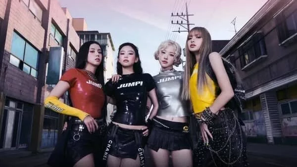 緊接著則同樣由 BLACKPINK 以 12.6% 的佔比擠進全球最受歡迎偶像第二,這同樣是她們連續七年拿下榜單亞軍的位置,BLACKPINK 自 2016 年出道至今,便以極具辨識度的音樂與造型紅遍全球並締造無數難以被撼動的傲人成績。