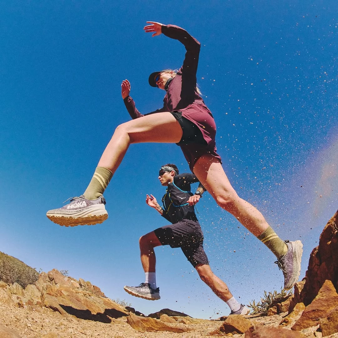 品牌在2013年被美國鞋業集團Deckers Brands收購後，逐漸從專業跑鞋擴展至更多類型鞋款，包括公路跑鞋、越野鞋、步行款與日常穿著款，成為很多跑者與長時間步行者的首選。