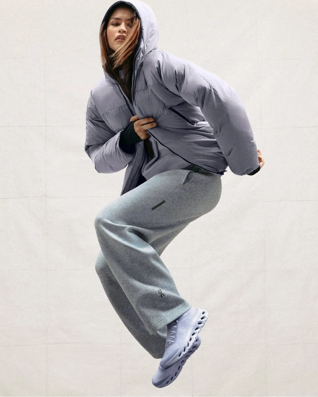 On是源自瑞士阿爾卑斯山的運動品牌，成立於2010年，由前世界級鐵人三項冠軍Olivier Bernhard與好友Casper Coppetti、David Allemann共同創立，初衷是為跑者打造一種更自然、更舒適的跑步體驗。