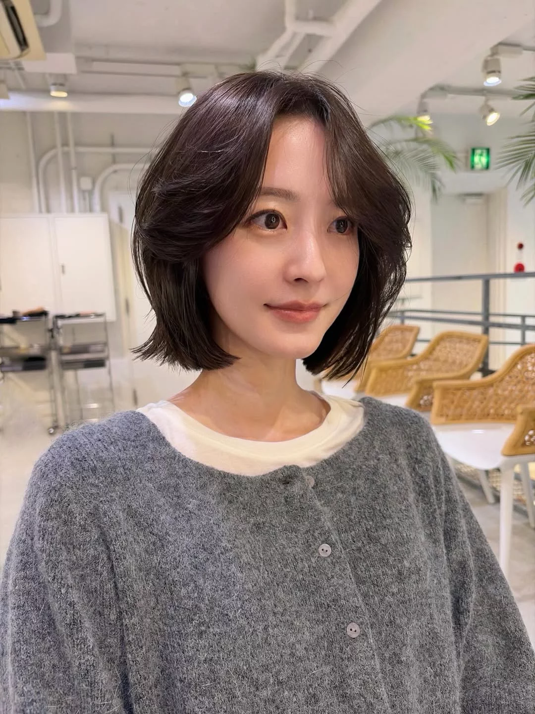 熟齡「深棕色鮑伯短髮」推薦6：旁分氣墊燙