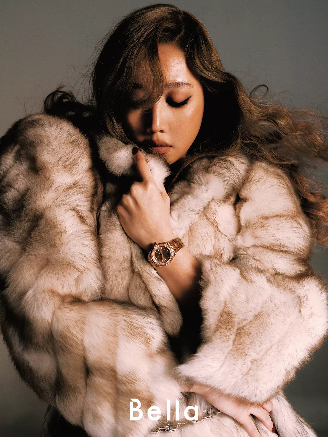 皮草大衣、Logo 腰鍊,both by Gucci;Overseas 自動上鏈玫瑰金腕錶,Vacheron Constantin。