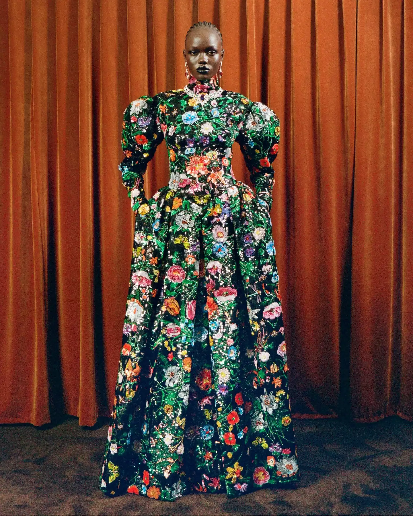 原先外界預期去年9月的米蘭時裝週，會看到Gucci新任創新總監Demna的首場大秀，沒想到品牌無預警宣布缺席。面對外界高度的期待，Demna坦言，他需要更多時間去構思一個願景，並提醒公眾：Gucci 的本質是什麼？與其急促地交差，Demna與集團達成共識，做出更宏觀的決定–不參與半年前的米蘭時裝週，而這個決定一出，市場反而對Gucci的未來更加充滿信心。這也預示著，他上任後的首秀，將不會大刀闊斧地背離品牌歷史，而是專注於翻閱歷史檔案，找到何謂：Gucci？終於，再過一週，Demna操刀的Gucci第一場大秀即將於米蘭2026-2027秋冬時裝週登場！在重新調整步伐後，相信這位創意奇葩已準備好端出精彩佳作。