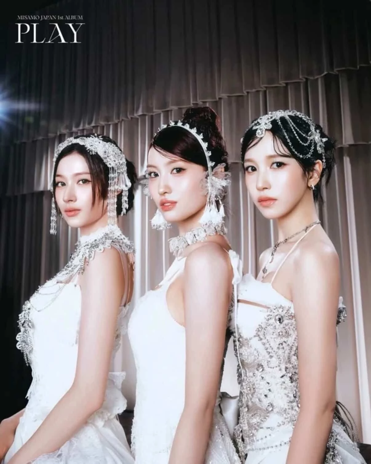 累積專輯銷量打破 K-pop 歌手紀錄的大勢女團 TWICE,其中由三位日本成員 Mina、Sana、Momo 組成的小分隊 MISAMO,同樣以日語作品建立起獨特音樂風格與粉絲基礎,她們也已於二月發行首張日本正規專輯 《PLAY》作為她們音樂三部曲的最終章。