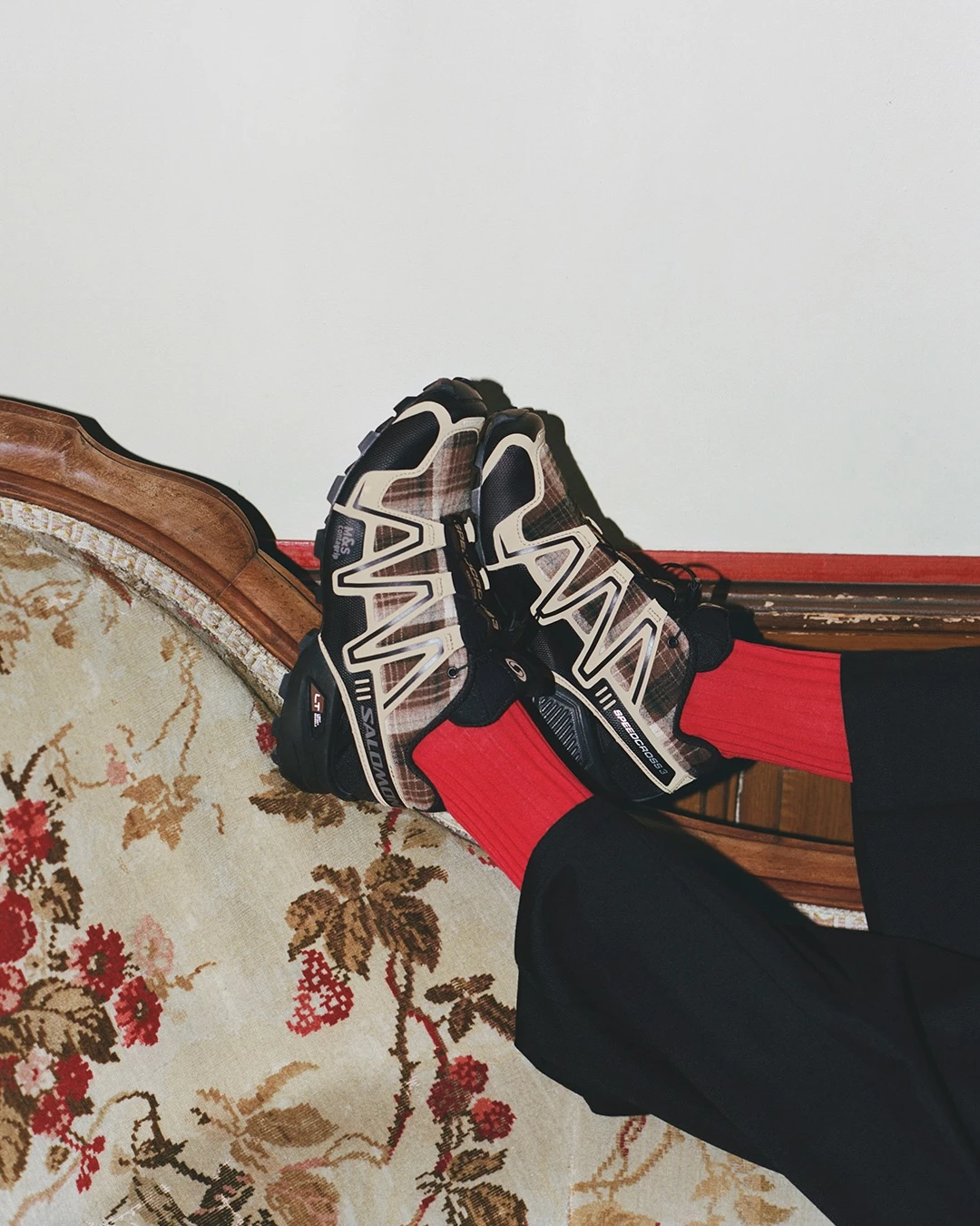 隨著戶外運動興起，Salomon的產品線逐步擴展至越野跑鞋、登山鞋、健行鞋與技術服飾，以Contagrip大底、Quicklace快綁系統等機能設計深受專業運動愛好者與山野玩家推崇。進入2000年後，它的越野與登山鞋款也逐漸受到城市穿搭與潮流文化關注，如今像XT-6這類鞋款在街頭與潮流圈廣泛出現。