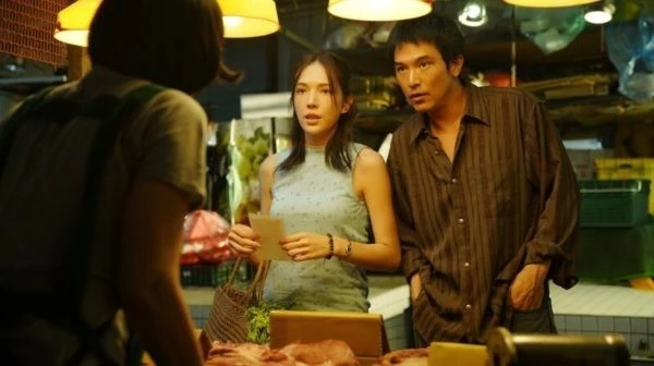 由億萬導演殷振豪執導，邱澤、許瑋甯這兩位高顏值男神女神主演的《當男人戀愛時》，改編自 2014 年韓國電影《不標準情人》，故事講述討債維生的男子阿成，與背負家庭債務的女子浩婷之間逐漸萌芽的感情，電影打破傳統偶像愛情片的精緻包裝，轉而描寫社會底層人物的溫柔與笨拙，並以強烈視覺風格與情緒音樂，營造出既粗獷又深情的愛情氛圍。