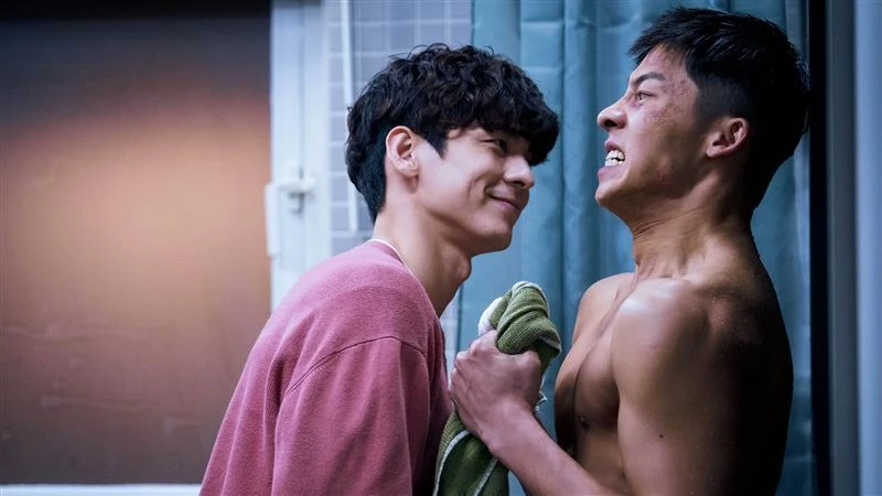 由程偉豪執導，集結許光漢、林柏宏、王淨等大勢演員的《關於我和鬼變成家人的那件事》，是部成功融合喜劇、奇幻與同志議題的台灣電影，故事講述性格木訥又保守的警察吳明翰，陰錯陽差成了同志鬼魂毛毛的「冥婚丈夫」，兩人被迫同住並聯手調查一樁命案，電影表面節奏輕快、笑點密集，實際卻在幽默包裝下，談論家庭期待、性別認同與人生遺憾。