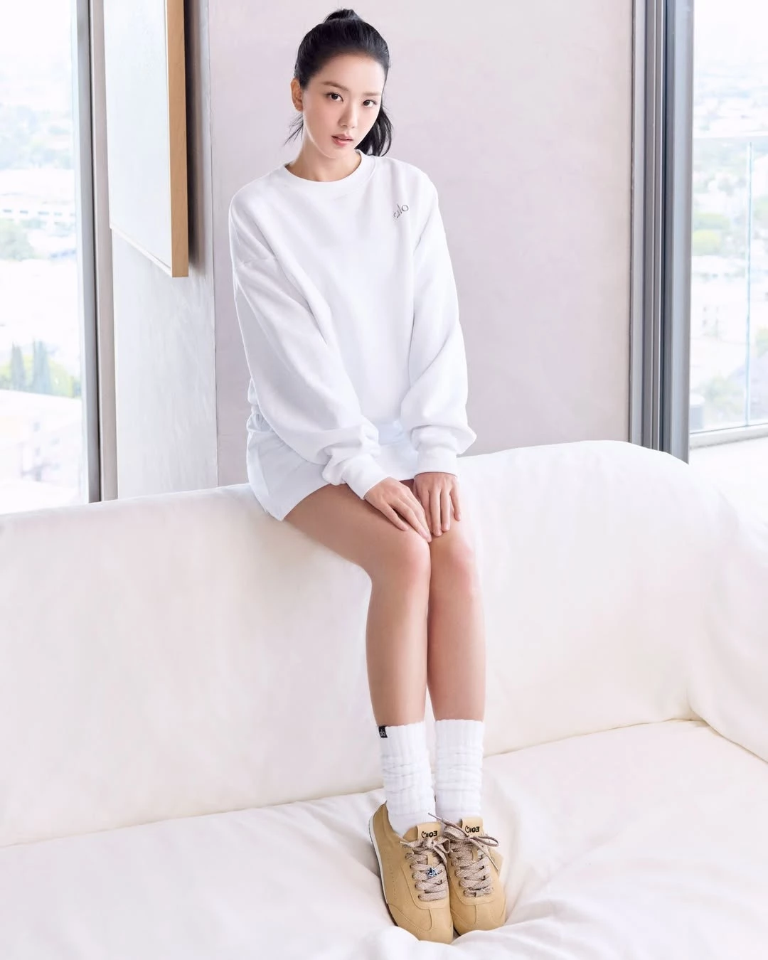 Alo的成功還與其在社群媒體與名人文化中的能見度密切相關，從BLACKPINK Jisoo、 Kendall Jenner到Hailey Bieber等，都曾在公開場合穿著品牌單品，使其跨越純運動服飾、成為一種生活方式的象徵。