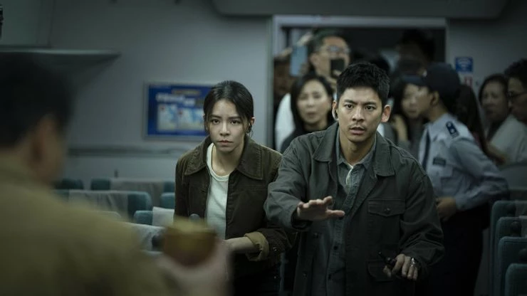 由洪子烜執導，林柏宏、宋芸樺、王柏傑、李李仁主演的《96 分鐘》，是首部以「高鐵」為主題的動作災難電影，故事圍繞列車即將爆炸的倒數時刻展開，角色必須在有限時間內做出攸關生死的抉擇。電影節奏緊湊，結合爆破場面、心理壓力與角色之間的情感牽動，不僅追求視覺刺激，也嘗試描寫人在極端情境下的道德與責任選擇。