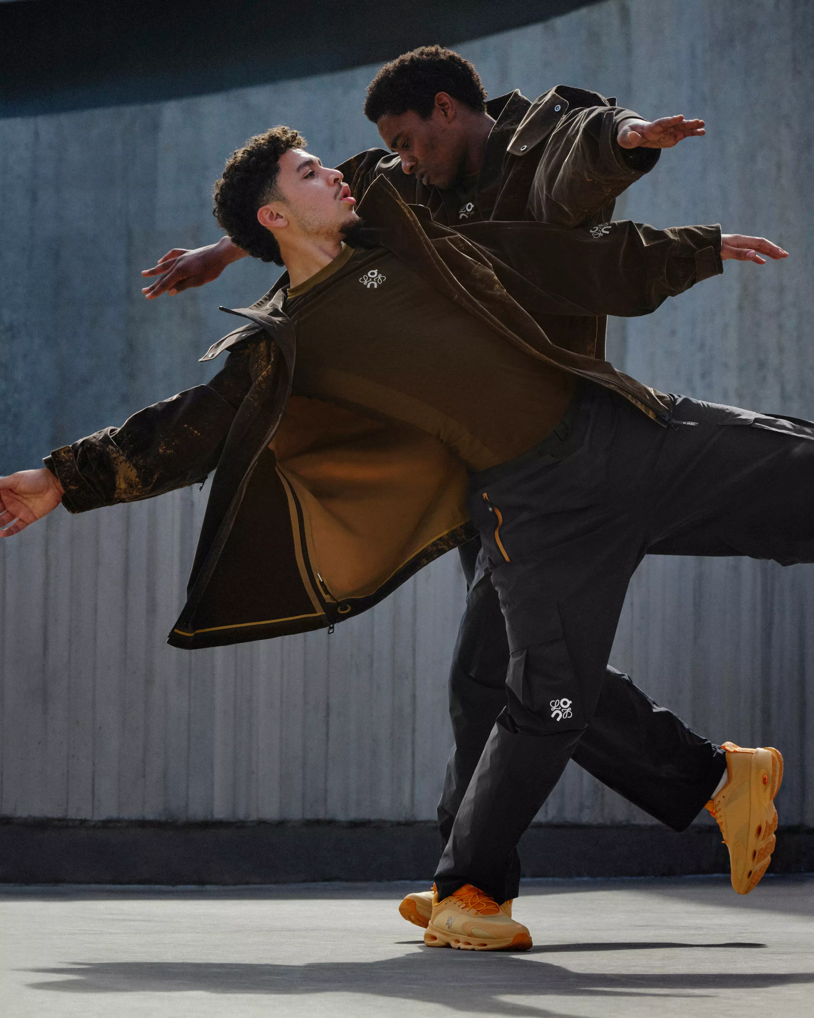 品牌最具代表性的技術是雲端緩震系統，透過專利鞋底結構與發泡材質結合，讓著地吸震與推進回彈之間達到平衡，提供輕盈腳感與穩定支撐。從一開始專注高性能跑鞋，On逐漸拓展成包含城市穿搭與休閒鞋款的運動品牌，產品線橫跨跑鞋、生活鞋與運動服飾，更與時尚品牌Loewe有多次的聯名。