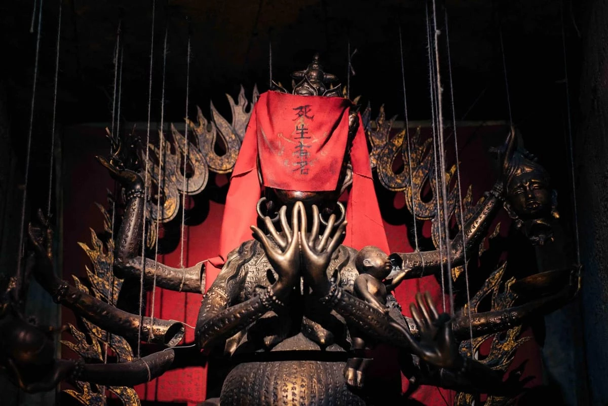 由柯孟融執導，蔡亘晏、黃歆庭、高英軒主演的《咒》被視為近年台灣最具國際影響力的恐怖電影之一，故事以偽紀錄片形式展開，描寫一名母親因年輕時誤觸宗教禁忌，導致詛咒延續多年，甚至危及自己的女兒。電影最大特色在於打破「觀眾是旁觀者」的傳統觀影位置，讓觀看本身成為詛咒的一環，極大提升沉浸感與心理壓迫感。