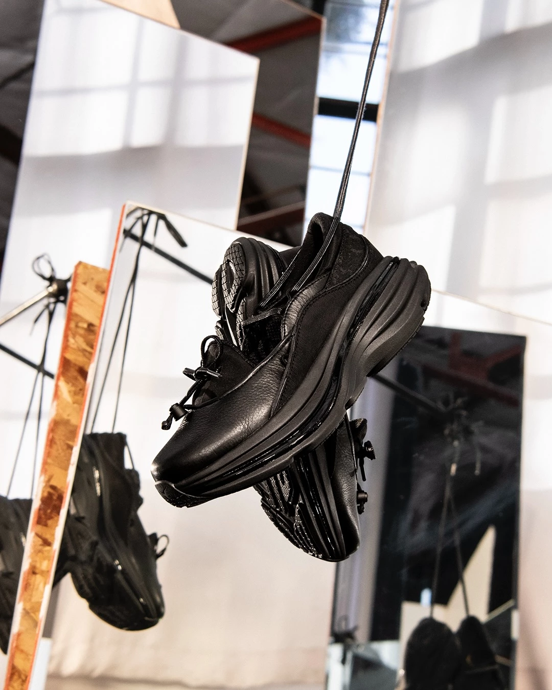 相信大家對於HOKA可能並不陌生，這個起源於法國阿爾卑斯山的運動品牌，品牌最早名稱Hoka One One，意指毛利語中「飛越大地」的概念，象徵品牌希望提供跑者如同「在地面上飛行」般的體驗。