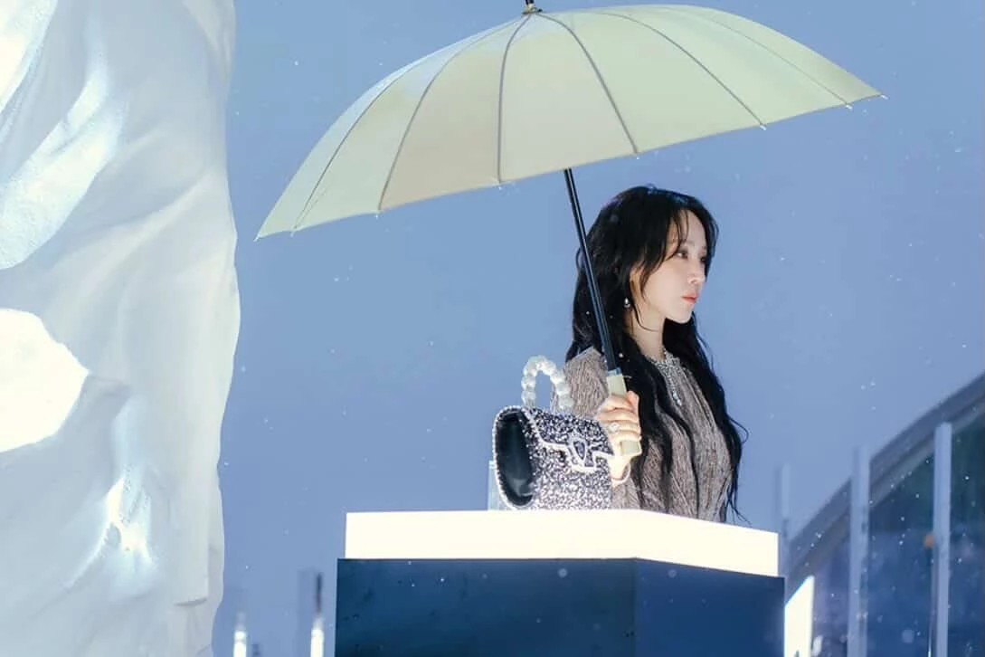 《莎拉的真偽人生》勸世金句:「人們追逐的不是名牌本身,而是名牌帶來的社會地位。」