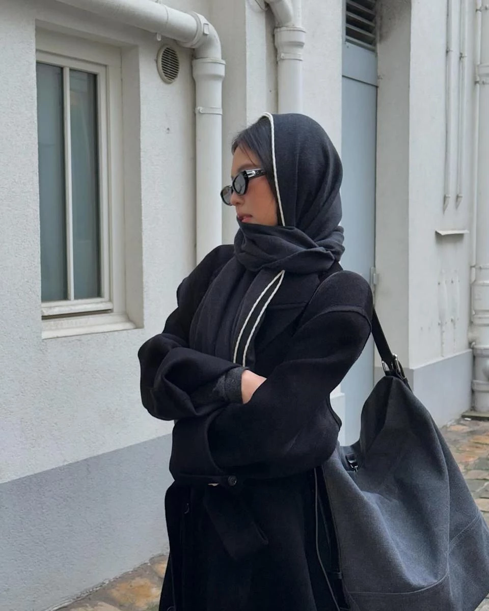 Jennie私服多次背上的Belted Tote Bag,最近在時尚圈討論度很高。包身以厚實棉質帆布打造,表面經紮染與洗水處理,微微仿舊的紋路,看起來隨性卻很有味道。這款托特包順著近年流行的大包輪廓,容量充足,日常通勤或短途旅行都很實用。