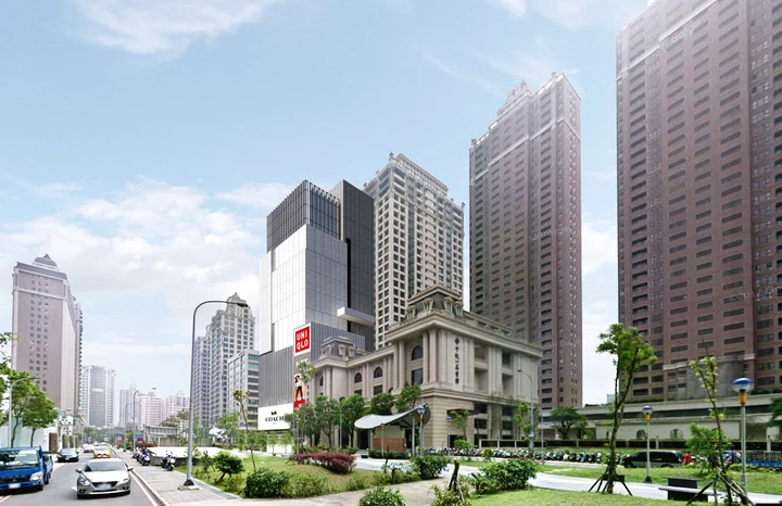 桃園再添百貨新地標!全新「桃園京站百貨」預計於 2029 年正式開幕,地點位於同德五街與藝文二街交叉口,坐落於桃園藝文特區核心位置。此案由台北京站團隊打造,規劃地上 13 層、地下 5 層,融合商場、餐飲與休憩空間,打造兼具永續與美學的複合式百貨。未來更將串聯桃園捷運綠線「藝文特區站」,形成便捷交通樞紐,成為桃園全新重要地標。