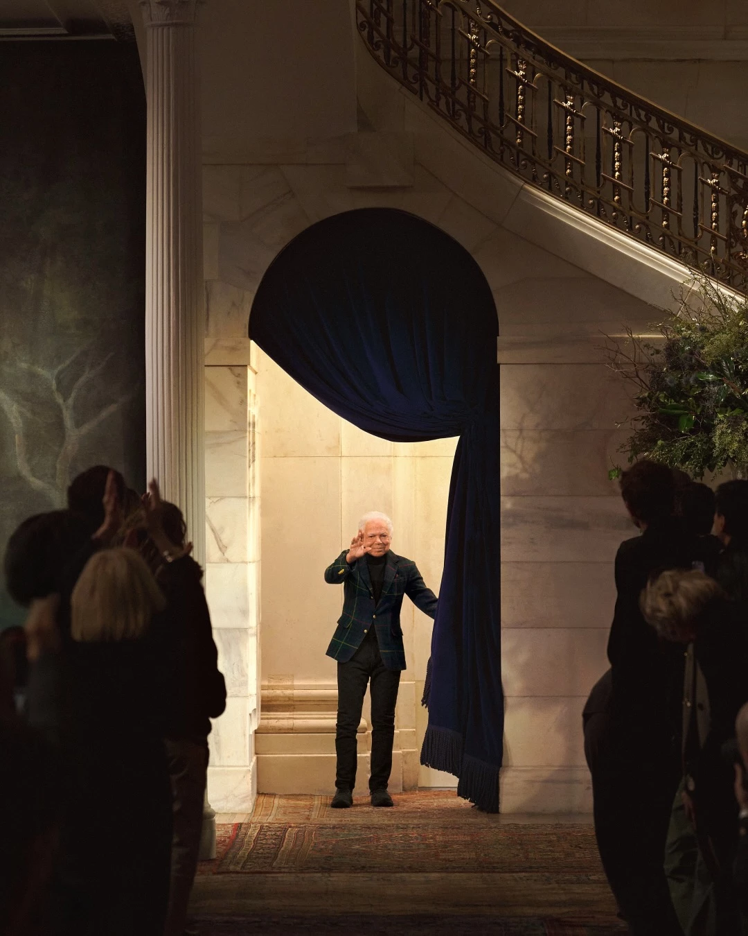 從這份營收報告中,不難看出一個鮮明訊息:Ralph Lauren 在亞洲市場正快速茁壯。財報顯示,過去三個月品牌在亞洲市場成長 22%,中國市場營收更大漲 30%,表現優於同業。尤其在全球奢侈品產業增速放緩之際,Ralph Lauren 精準抓住消費者需求。過去半年,公司股價上漲 30%,最新市值達 230 億美元(約新台幣 7,196 億元)。