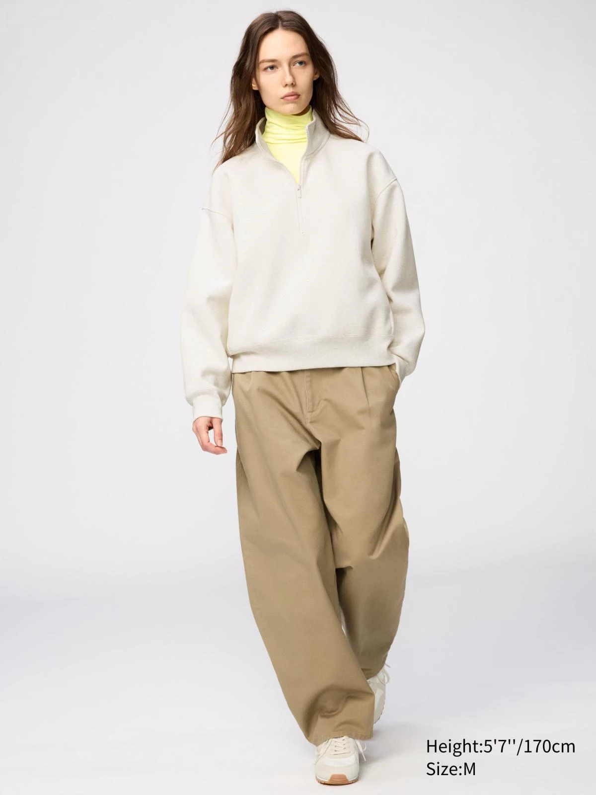 Uniqlo C 2026秋冬休閒寬褲，褲腳抽繩設計可調整褲型，寬鬆舒適版型，男女適穿好駕馭。