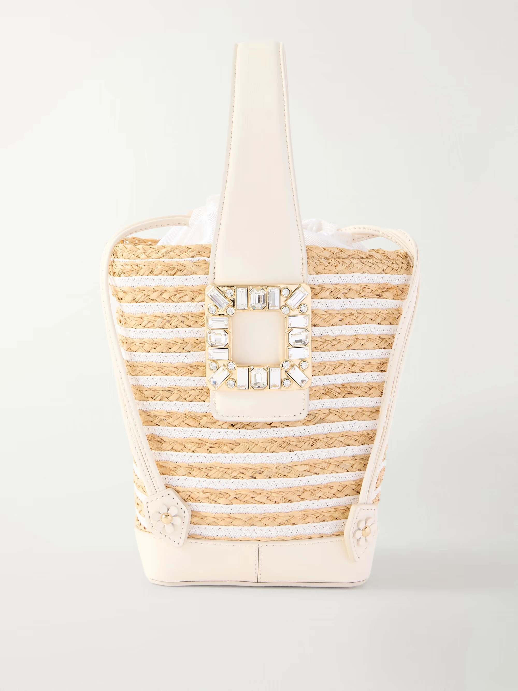 Roger Vivier Viv' Skate拉菲草手拿包，以條紋鉤編拉菲草搭配品牌標誌性方釦裝飾，度假感十足，是榜單中價格最friendly的入手選擇。