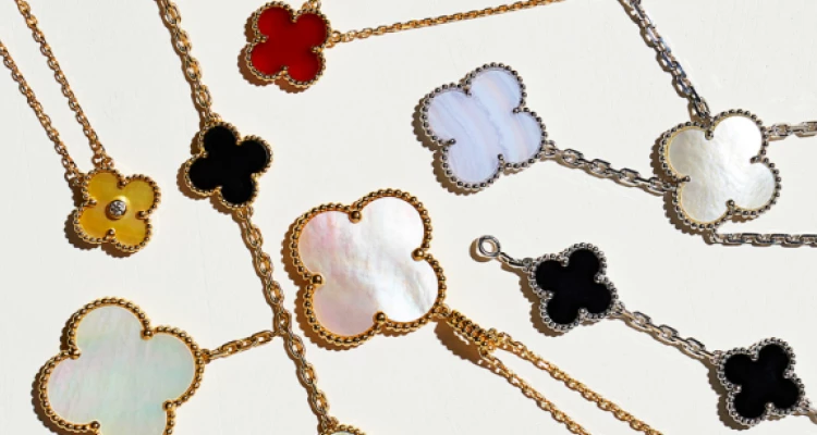 除了原始經典款,「Alhambra」後續衍生出「Vintage Alhambra」、「Magic Alhambra」、「Lucky Alhambra」、「Sweet Alhambra」等系列。外型輪廓看似相同,但在細節設計上巧思滿滿,並在貴金屬底座上鑲嵌不同色澤的寶石。