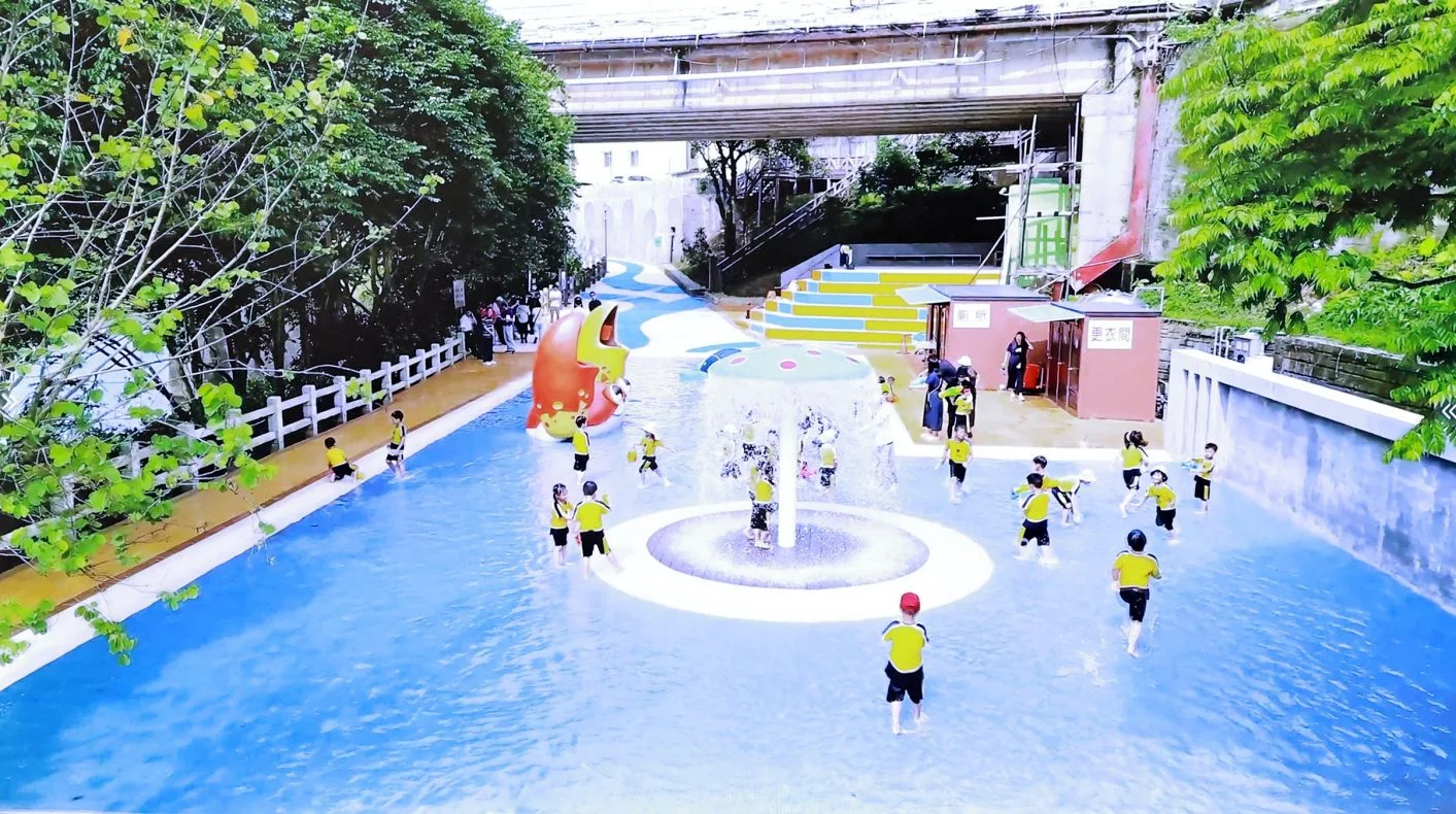 作為基隆指標性的親水戲水區，暖暖親水公園戲水設施全面升級，預計於 7 月 4 日（週六）開幕。配合今年親水季，首度開放完成整建的暖暖親水公園，不僅打造更優質、安全的戲水環境，也希望透過系列活動，帶領更多民眾深入認識暖暖豐富的自然景觀與在地文化，成為基隆夏季全新的熱門親子景點。開幕當天將限量發放小水槍，親水季期間也將免費提供水槍借用。