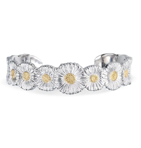 這款來自義大利百年珠寶品牌Buccellati（布契拉提）的「Blossoms Vermeil 」列金銀雛菊手鐲，以其標誌性的精湛雕琢工藝，將純銀與鍍金材質幻化為栩栩如生的自然之美。每一朵雛菊的花瓣皆呈現出細膩的絲絨質感，花芯點綴的溫潤金屬光澤，為腕間增添了一抹甜美而不失優雅的春日氣息，是精品愛好者進階收藏義式工藝的絕佳選擇。（商品價格約：NTD 33,500）