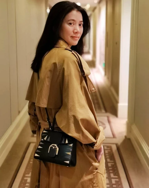 一件質感上乘的卡其色風衣,是熟齡女性衣櫃裡不可或缺的戰袍。這款風衣有著大氣的落肩與背部防風片設計,袁詠儀隨意地將腰帶一繫,完美的抓褶,讓背影看起來超美,將「55歲的優雅」詮釋得淋漓盡致。