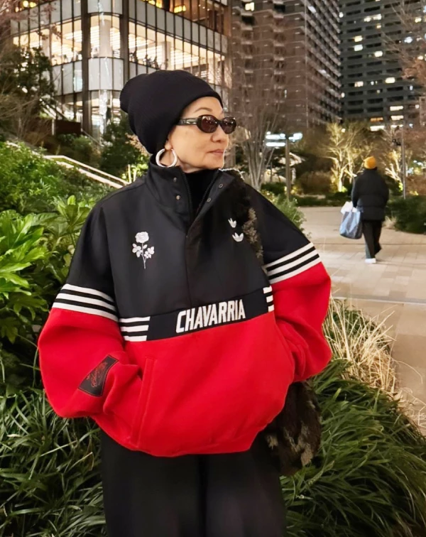 即便已經現齡70+,比莉姐依然勇於突破自我,大膽玩轉時尚。她的穿搭不受年齡限制,充滿青春活力,長久以來都是潮流指標,也成為新世代歌手爭相模仿的穿搭範本。