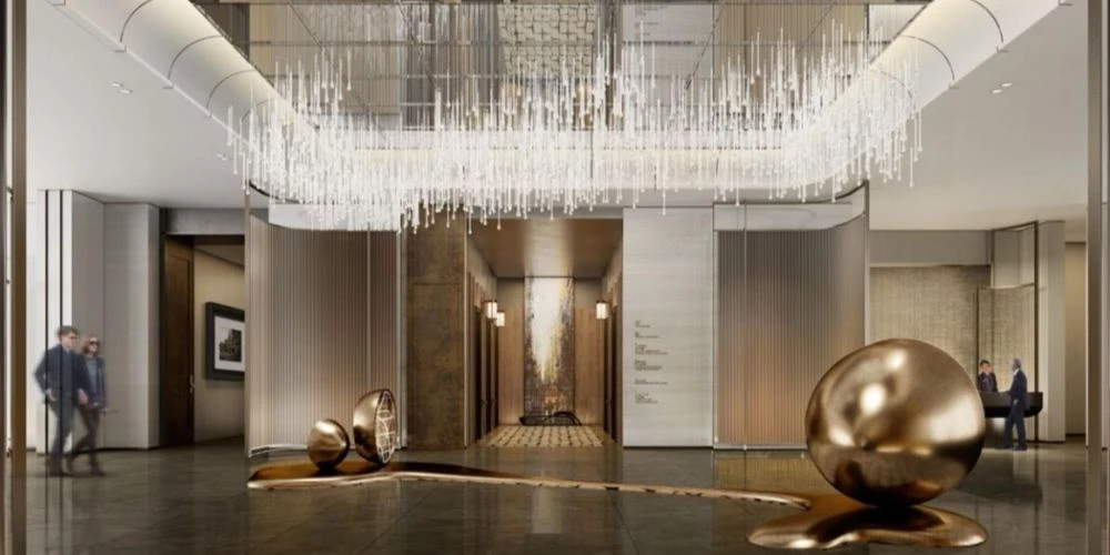 坐落於台北大巨蛋園區內的台北洲際酒店（InterContinental Taipei），將於今年夏季正式開幕，規劃 350 間客房、7 間特色餐廳，並設有室內游泳池。入口意象形塑內斂的棕色調，透過植栽與面磚點綴，打造沉穩內斂的風格，營造一抹靜謐氛圍。走進飯店，挑高明亮的大廳隨即映入眼簾，藉由水晶吊飾及裝置藝術的安排，形塑出台北指標性飯店的全新地標形象。