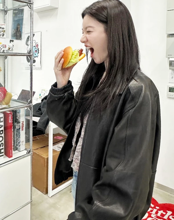 高允貞選穿一件落肩設計的寬鬆皮質外套，皮料的微光澤感，能有效提升整體穿搭的「硬度與質感」。像這種Oversize的廓型剪裁，不僅能修飾身形，更自帶一種不經意的叛逆時髦。 說到皮革外套，應當是每個人衣櫃裡，都該有的「神級時髦單品」。建議在一般穿搭時，可以像高允貞一樣選擇寬鬆、落肩的款式，內搭基礎的T-shirt及牛仔褲既可。像這種經典不敗的組合，絕對能讓你在各種場合都顯得帥氣有型，卻又不失女孩的隨性氛圍。