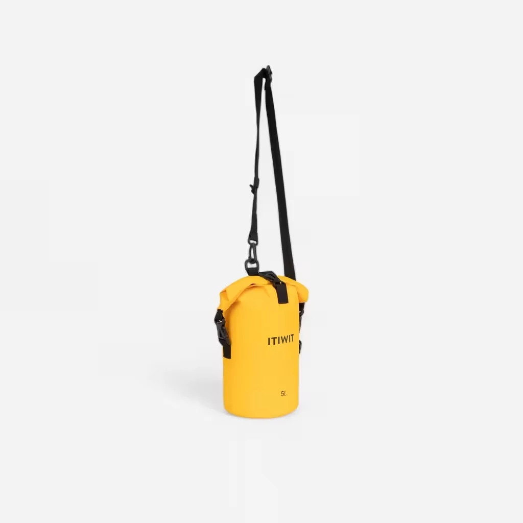 迪卡儂Itiwit IPX4防水包5L黃色款,具備IPX4防水等級,售價NT$399,適合水上活動、騎車通勤與雨天外出使用。