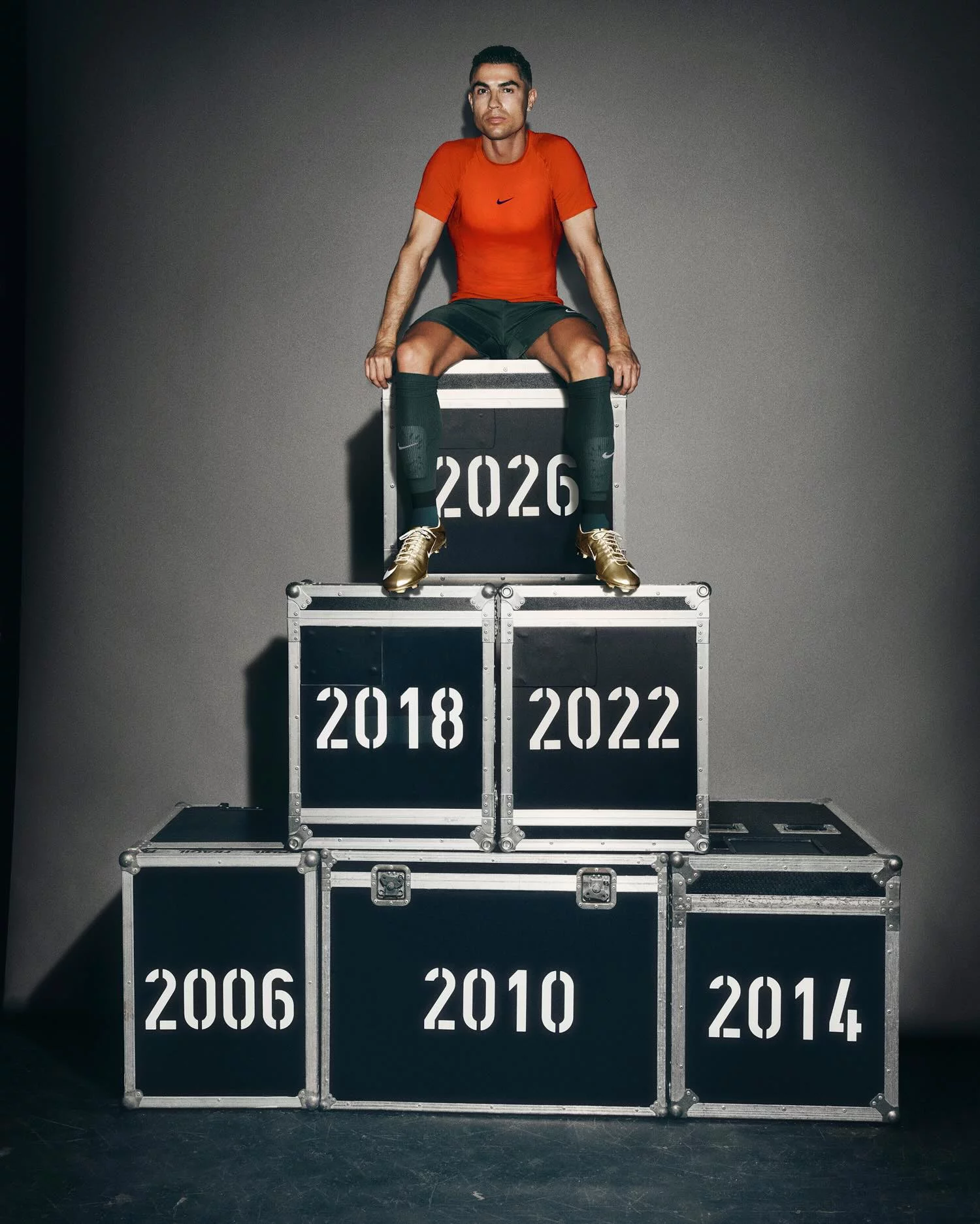 此外，美國市場也出現另一個有趣現象：Nike 世界盃周邊商品上市前兩週已有 28% 商品售罄，高於愛迪達的 7%，代表部分熱門商品依然擁有極高需求，品牌正積極聚焦於足球，找來足球巨星 C羅（Cristiano Ronaldo）演繹一系列廣告企劃，透過世界盃重新強化運動專業形象。
