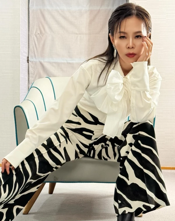 日常生活中,我們可以多多用這種誇張、女性化設計的上衣,去搭配一條簡單的黑色高腰皮褲或高腰牛仔褲,就能輕鬆穿出減齡又俐落的現代感。