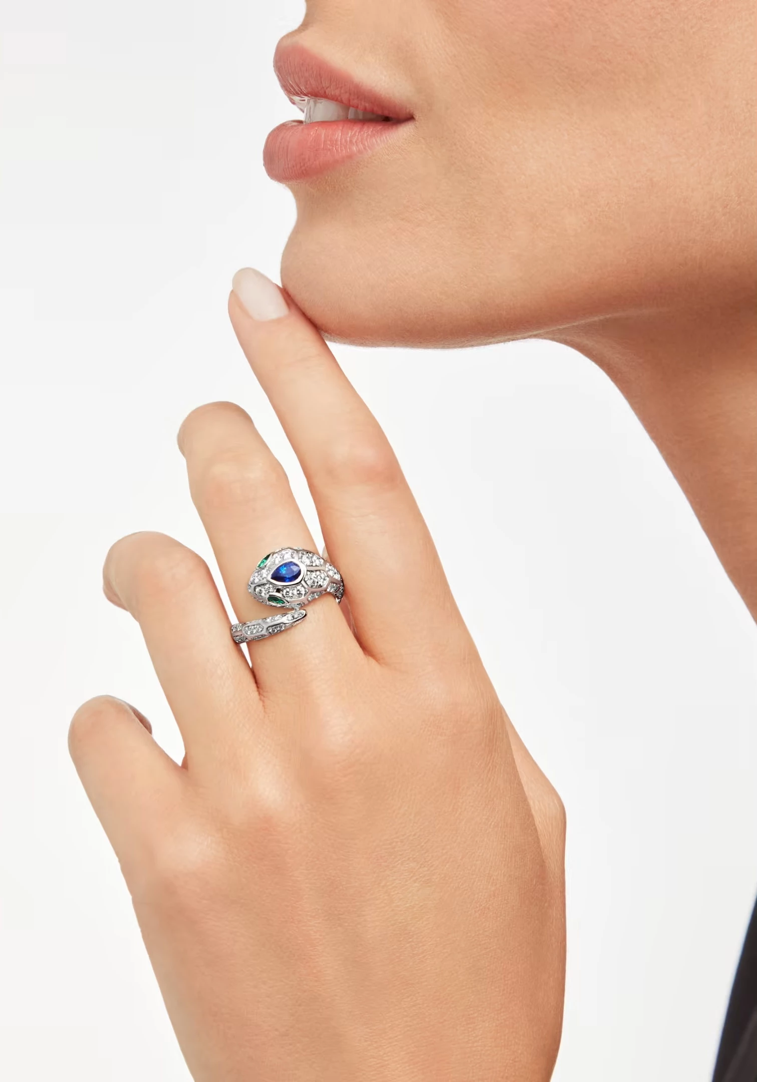 處女座往往將自我要求延伸至伴侶選擇。理性篩選固然重要，但若過於嚴苛，可能錯失合適的人選。藍寶石象徵清晰與真誠，提醒佩戴者在保持原則的同時，也為情感留出空間。在約會場合中，選擇小尺寸藍寶石耳釘、戒指或細鍊項鍊，能在不過度張揚的情況下增加亮點。細節越乾淨，越能展現處女座本身的審美優勢。