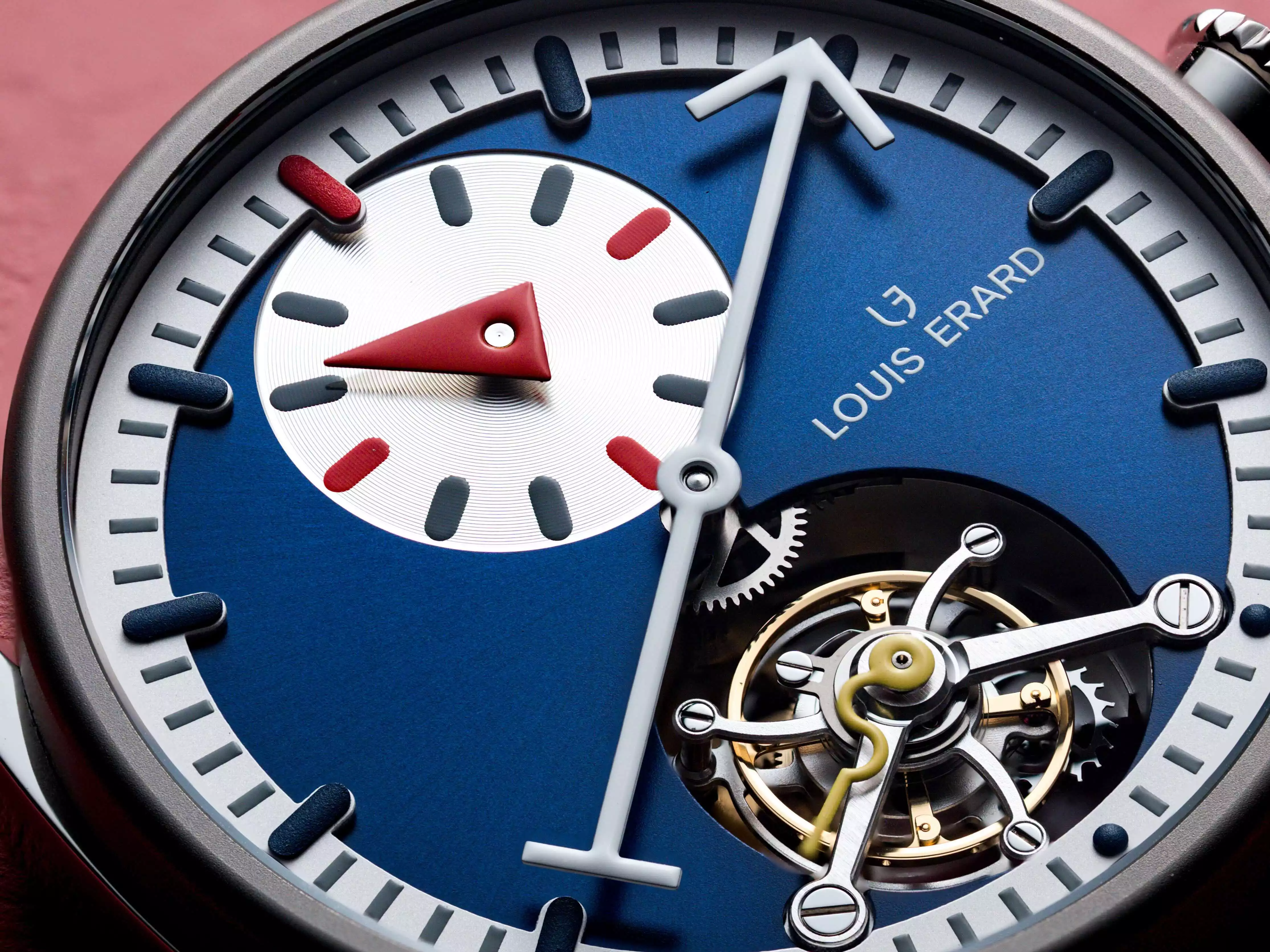 Régulateur Tourbillon Blue 將設計語言推進至更高層次,核心落在6點鐘位置的陀飛輪結構。由製錶師 Olivier Mory 專為 Louis Erard 開發的機芯,將橋板與齒輪運作直接呈現在視覺中心,使機械本身成為設計的一部分。時間顯示採用規範式佈局,中央分針搭配12點鐘小時盤,延續 Alain Silberstein 一貫的閱讀邏輯,也讓畫面保持清晰秩序。藍色放射紋面盤提供穩定背景,使複雜結構更易辨識。40mm 鈦金屬錶殼以微噴砂與拋光處理呈現細節,兼顧輕盈與質感,尼龍魔鬼氈錶帶則提升長時間配戴的舒適度。整體設計著重在結構、比例與運作的平衡,讓複雜功能與鮮明風格得以共存。此款聯名腕錶的年產量限制在50只,強調收藏屬性與工藝定位。