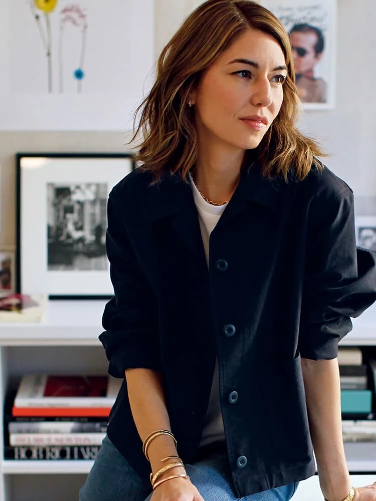 UNIQLO 憑藉獨特的 LifeWear 服裝理念（旨在讓每個人的生活更美好的簡約、高品質日常服裝），在全球市場建立了獨特的影響力與市占率，並持續推動「PEACE FOR ALL 慈善企劃」。在最新企劃中，品牌邀請美國知名導演蘇菲亞·柯波拉（Sofia Coppola）打造全新 T-Shirt，融入天鵝圖案。