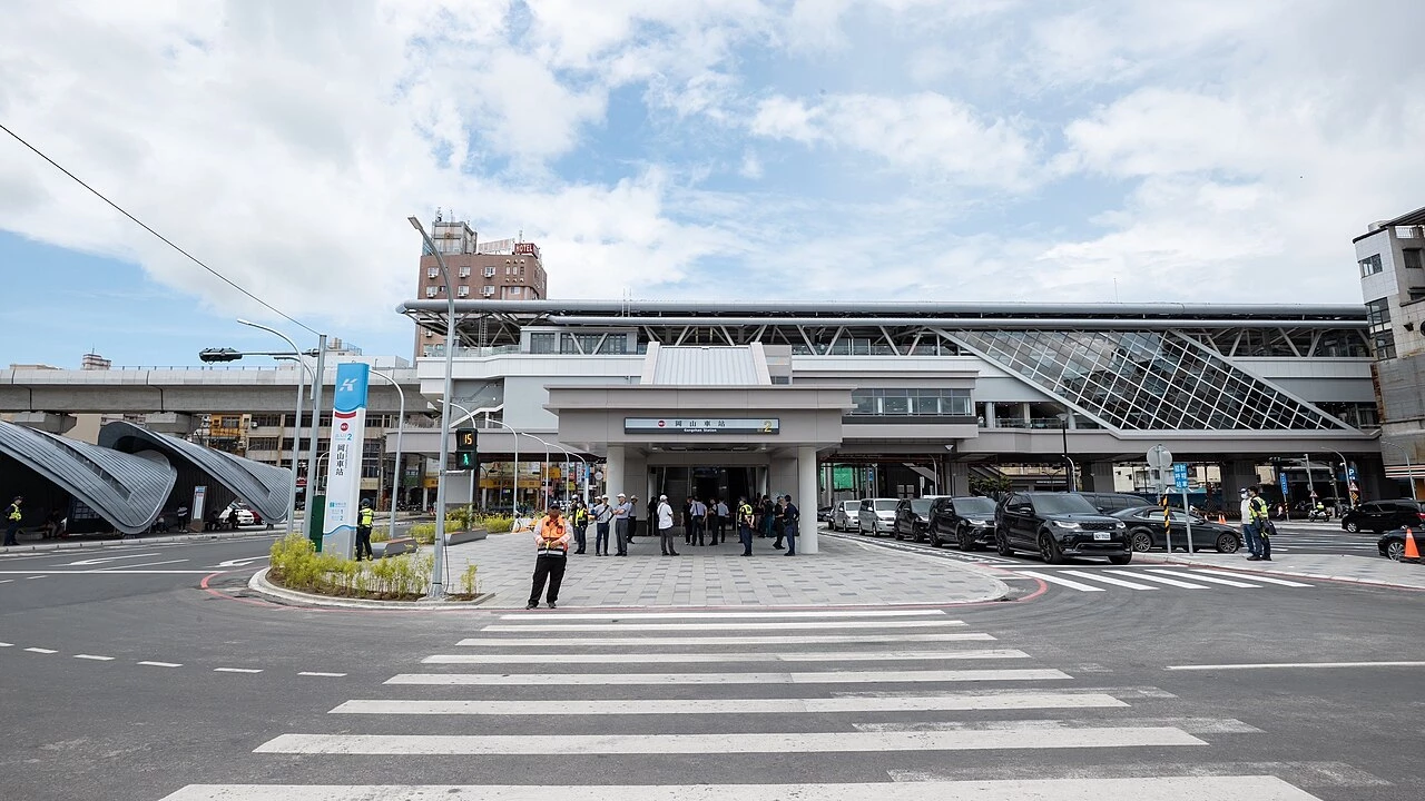 「岡山路竹線」全線採高架捷運系統，不僅可串連台鐵「岡山車站」與「大湖車站」，也可直接服務各產業園區的就業人口，包括高雄科學園區、電信園區、岡山本洲產業園區、永安工業區、南區環保科技園區等，帶動數千億產值效益。此外，台鋼科技大學（簡稱：台鋼科大）亦位於此路線上，未來校園入口將結合捷運站出入口進行重新規劃。