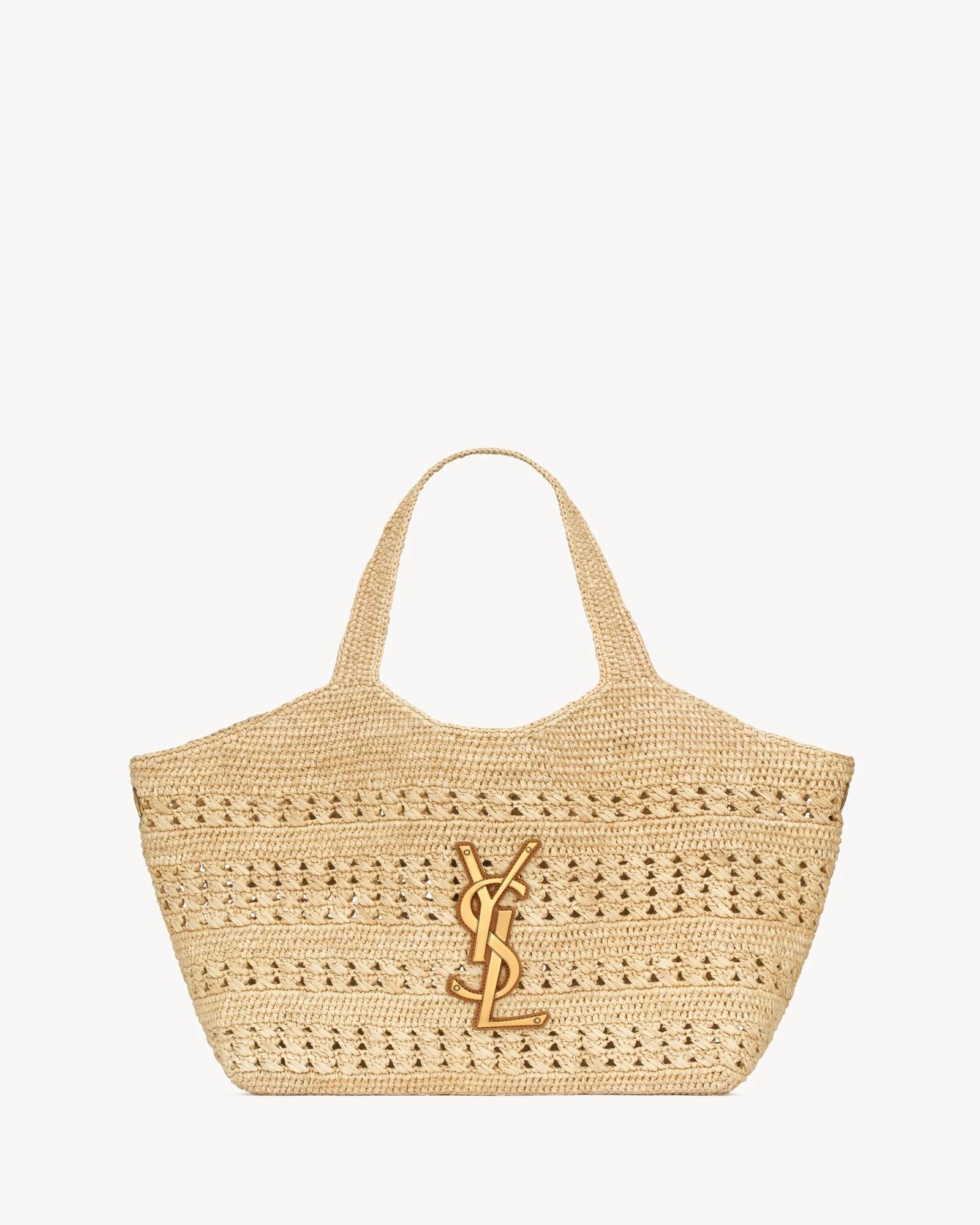 Saint Laurent Icare拉菲草托特包，跟上今年春夏大包風潮，以拉菲草鉤編搭配超大號金色YSL標誌，展現度假復古風範。