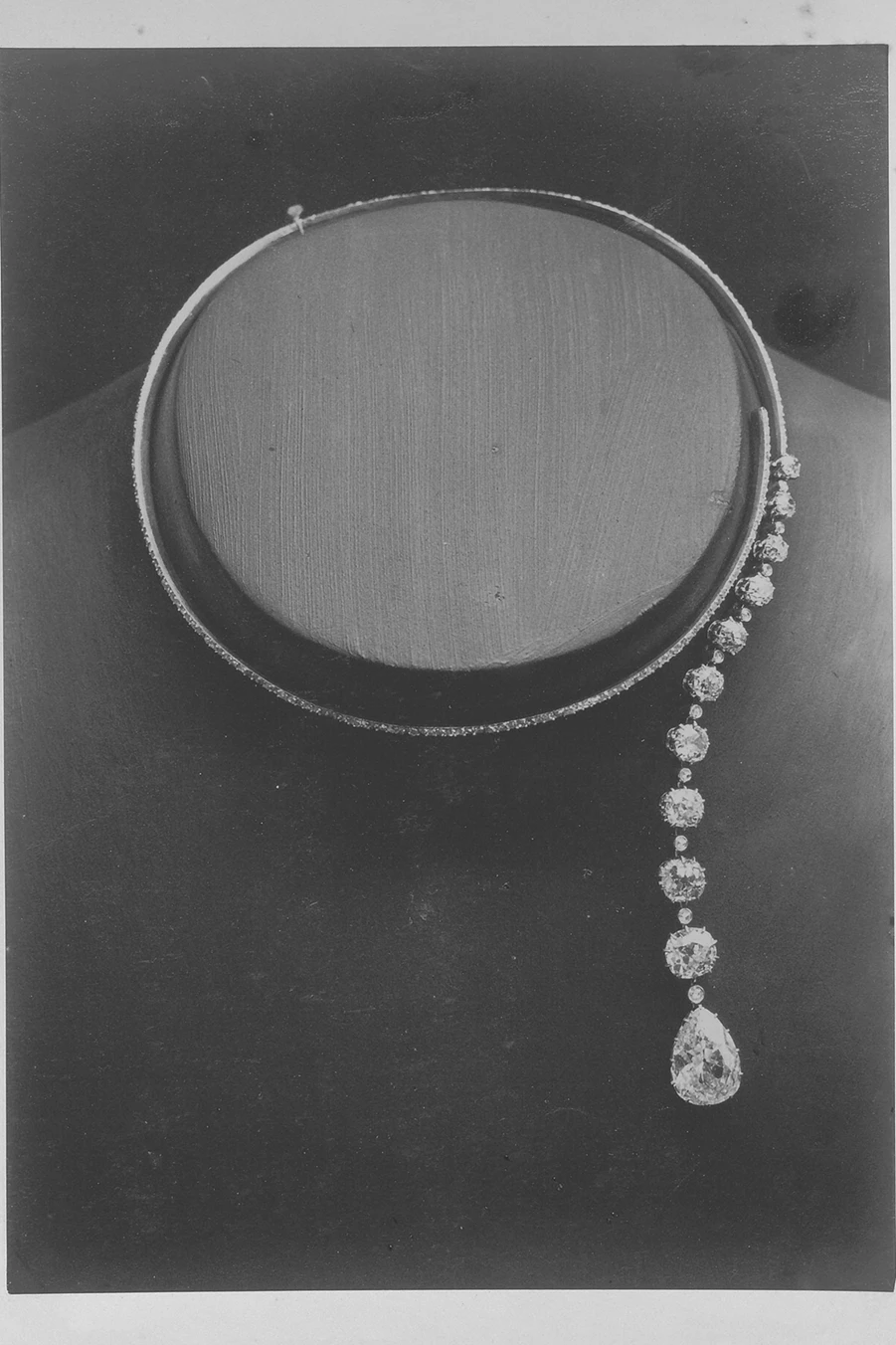 寶詩龍先生的「革命」,從來不是張揚的對抗,而是源於細膩而冷靜的觀察。他注意到當時女性被緊身衣、厚重服裝與僵硬珠寶層層束縛,於是提出一個簡單卻顛覆的詰問:為什麼珠寶不能順應身體而存在?1879年,他設計出史上第一條無扣環項鍊── Question Mark 問號項鍊。沒有鎖扣,也沒有固定起點,而是依靠隱藏式彈性結構自然環繞頸項,讓佩戴變成一個輕鬆而直覺的動作。這項設計在當時可謂離經叛道,卻為珠寶史開啟了全新的可能。今年的第二件作品〈The Spark〉,正是延續了這個經典問號所提出的問題。作品保留標誌性弧線,卻以多重幾何切割鑽石重新建構節奏,從橄欖形、阿斯切切割到祖母綠形,鑽石不再追求絕對對稱或整齊劃一,而是如音符般高低錯落,形成一種流動而有序的視覺律動。這不是什麼老調重彈,而是延續創辦人以質疑為起點的創作精神,從根本提問之中,孕育出始終與眾不同的美學答案。