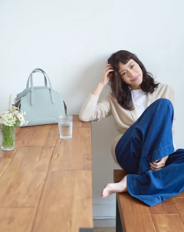像這種日常又溫柔的「鬆弛感」,每個人都該學起來。我們日常出門或在家時,可以挑一件落肩、版型微寬的淺色系開襟衫,內搭一件輕薄素T。下半身捨棄緊身褲,換上純棉或亞麻色寬褲。這種不經意的慵懶色調,能讓整個人看起來特別溫柔,且平易近人。