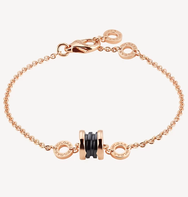 以溫潤玫瑰金對比冷調陶瓷，碰撞出低調卻極具存在感的視覺張力。黑色陶瓷讓整體線條更俐落，而玫瑰金則為造型注入一抹細膩光澤，，是男女皆宜的中性珠寶首選。