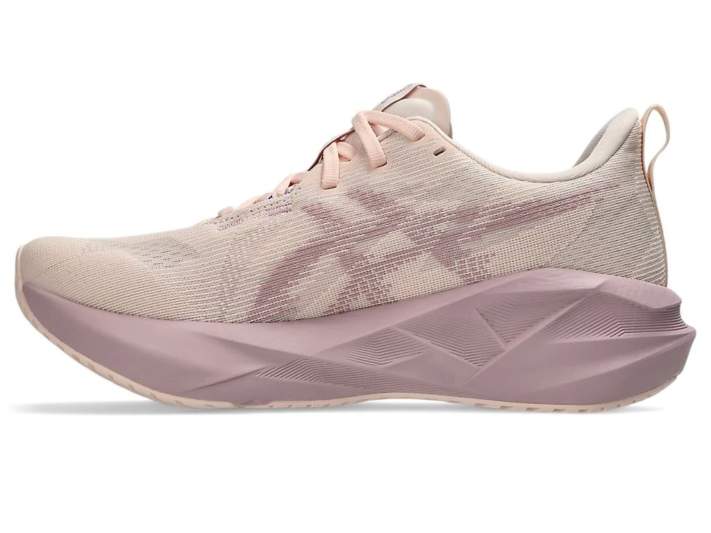 Asics亞瑟士Novablast 5中高階彈力慢跑鞋,使用Ff Blast Max中底材質,回彈性提升約8.5%,結合獨特幾何結構提供充滿動能的回彈腳感。