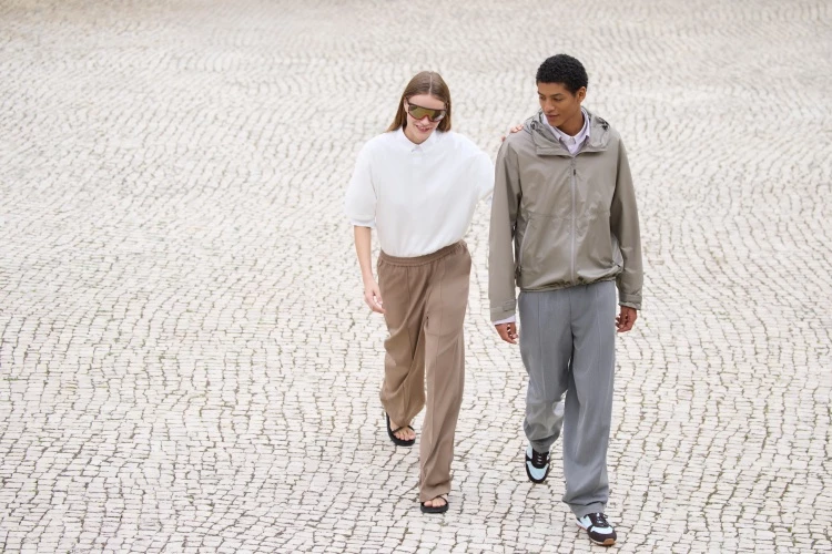 這件是編輯私心最想穿的一款。棉質混紡素材帶有適度挺度與柔滑感，內裡為聚酯纖維，穿起來非常親膚。最大亮點在於「中央壓線設計」，直接把腿型往下拉，視覺瞬間變得修長筆直，球鞋穿搭或樂福鞋穿搭都成立（價格：NTD990）