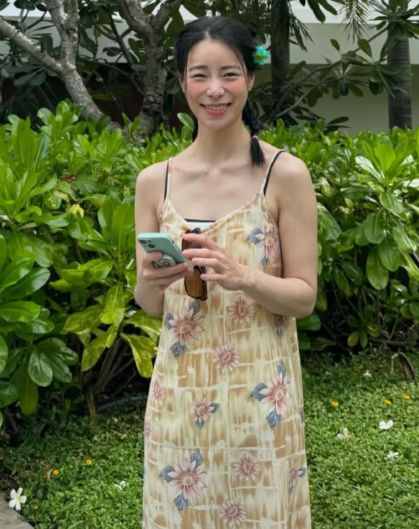 隨著暑假期快到來,要開始準備出遊計劃了嗎?想要穿出度假的儀式感,不妨參考林智妍的碎花細肩帶長洋裝。這套穿搭的成功之處,在於粉嫩的色彩運用,溫暖的奶油色洋裝,印上明亮的向日葵與花卉圖騰,視覺上既有夏日的熱情,又能襯托肌膚的通透感,展現性感的鎖骨與肩膀線條。