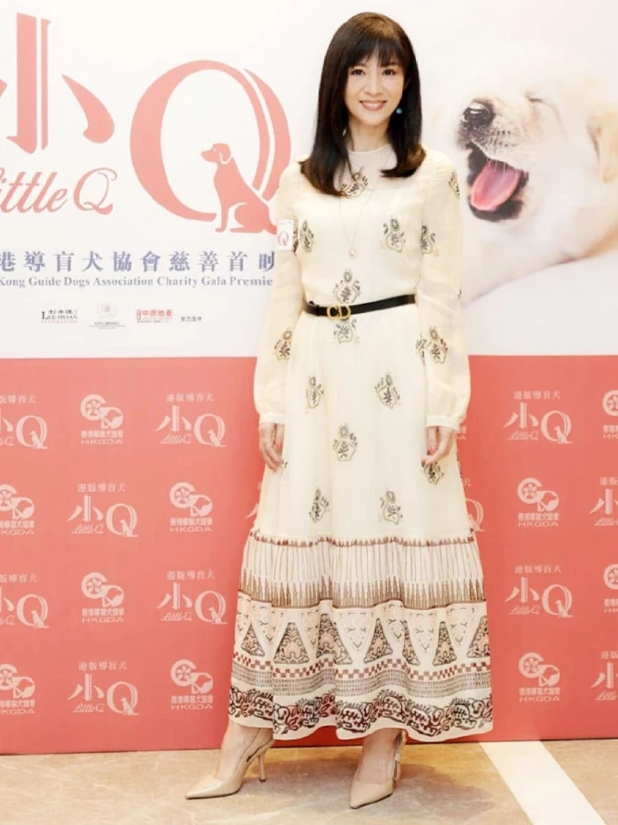 在電影《小Q》首映會上,楊采妮這身米白色圖騰雪紡洋裝真的仙氣飄飄!雪紡材質自帶溫柔濾鏡,裙襬精緻的圖騰設計充滿異國情調,她巧妙地用一條黑色細腰帶勾勒出腰線,把女明星的優雅與氣場發揮得淋漓盡致。