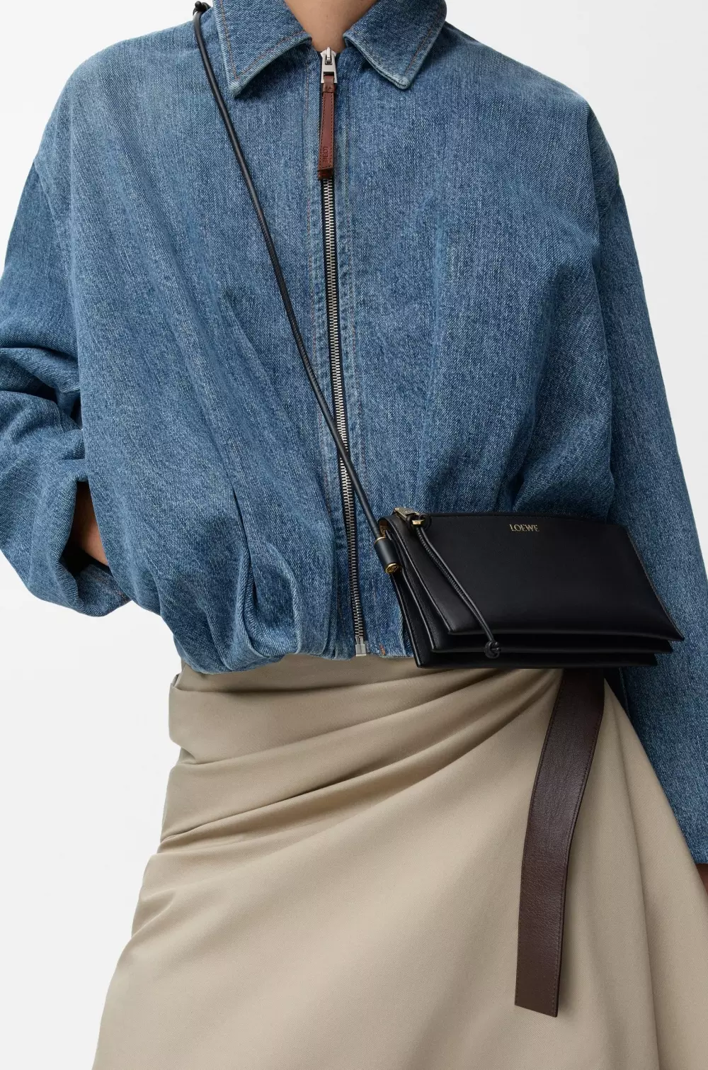  ​ 該包款售價為 NTD 65,000，相較動輒破十萬的精品包定價，這樣的價格相對好入手，無疑能成為 Loewe 新手入門的理想選擇。