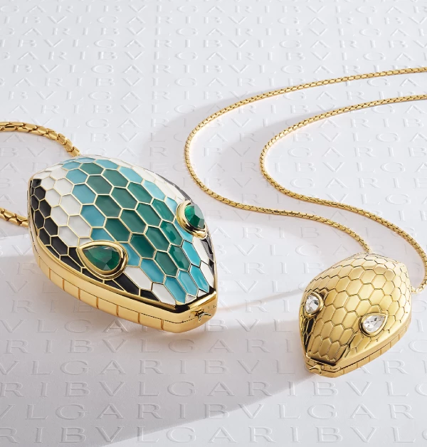 這兩款「Serpenti」琺瑯晚宴手提包，完美體現了「包款即珠寶」的創作理念，包身以鍍金鋁與黃銅打造，並飾以靈感源自1970年代的標誌性手繪琺瑯蛇鱗。蛇眼處鑲嵌兩顆梨形切割祖母綠色水晶，細膩工藝，讓這件作品不僅是包包或配件，更是一件承載寶格麗精神的隨身藝術品。（商品價格店洽）