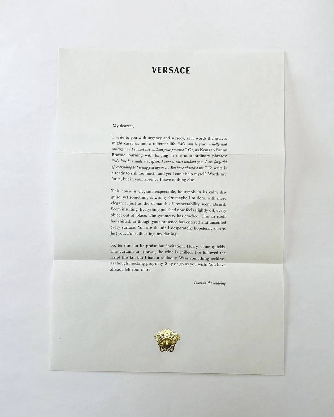 Versace 的表現成為集團成長動能之一，也為品牌布局注入新氣象。品牌目前正進入「調整」階段，在注入全新創意的同時，也持續緊扣品牌歷史文化，逐步轉向以全價銷售、高品質產品為核心的策略，成為未來成長的重要引擎，進一步強化集團在全球市場的競爭力。新任創意總監 Pieter Mulier 將於今年 7 月正式上任，預計會花更多時間梳理品牌歷史檔案與核心基因，而他的首個系列預計要到 2027 年初才會正式登場。