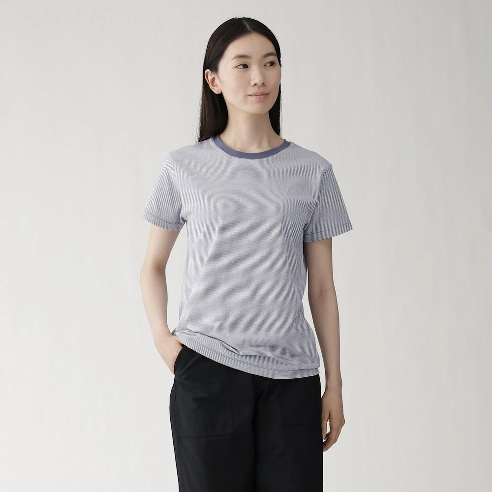 MUJI無印良品女天竺圓領短袖T恤煙燻藍紋樣,表面具透氣清爽的良好親膚素材,柔和色調好搭,售價NT$250。
