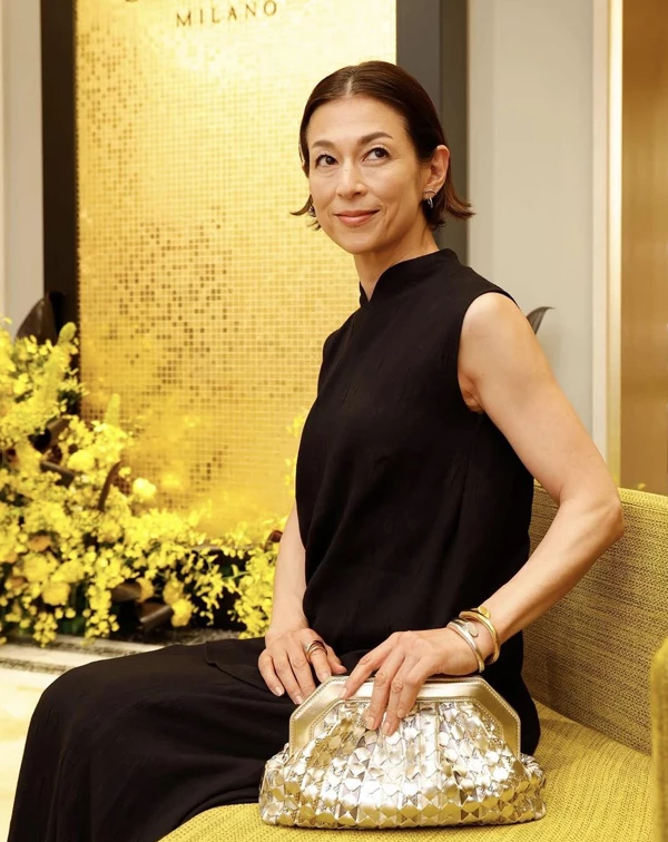 比起演技,我私心更著迷的其實是鈴木保奈美多年來始終如一的穿搭品味。她身上那股彷彿莉香延續至今的率真灑脫氣質,搭配俐落有型的中性風格穿著,總能展現出一種不刻意裝年輕,卻比許多年輕人更有魅力的時尚態度。無論是西裝、襯衫、裙裝還是寬鬆剪裁單品…在她強大的氣場加持下都顯得格外迷人,也讓我認為她絕對是日本演藝圈最懂得駕馭中性風穿搭的女星之一。