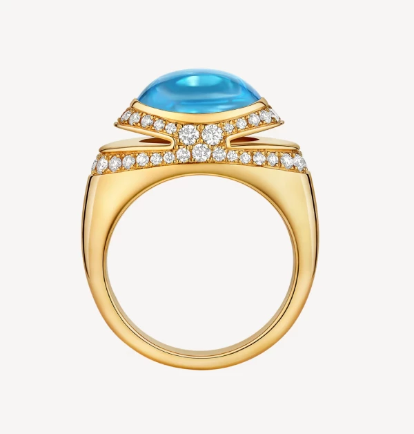 充滿義式熱情與建築美學的彩寶大師Bvlgari，這款全新發表的「Cabochon」戒指，絕對是夏日烈陽下最耀眼、最具存在感的指尖藝術。靈感致敬品牌自1950年代以來便奉為經典的「蛋面型切割」美學。圓潤流暢的18K黃金底座，大膽地鑲嵌一顆色澤濃郁、清透如「果凍」般的水藍托帕石，在蛋面切割的飽滿弧度下，將夏日泳池畔的清涼與羅馬晴空盡數凝聚，散發出極具辨識度、充滿個性的高級時髦感。（商品價格約：NTD 397,700）